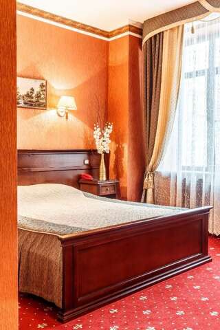 Отель Бизнес Отель Краснодар Стандартный двухместный номер с 1 кроватью (для 2 взрослых)-1