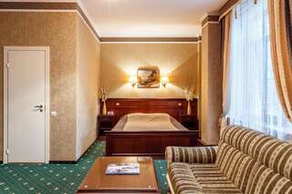 Отель Бизнес Отель Краснодар Улучшенный двухместный номер с 1 кроватью-4