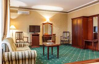 Отель Бизнес Отель Краснодар Улучшенный двухместный номер с 1 кроватью-11